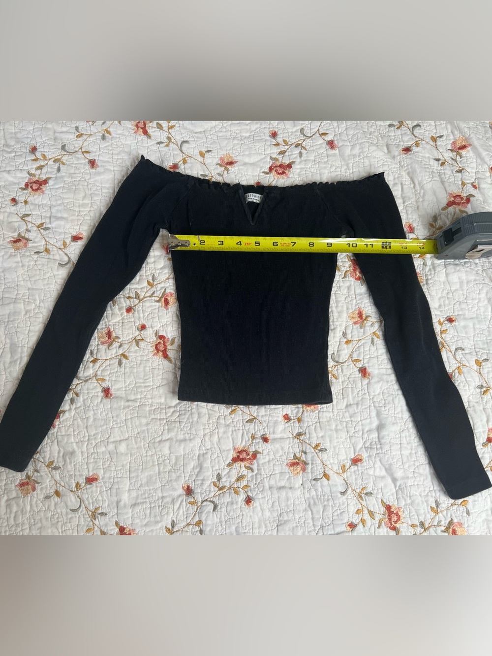 ribbed lettuce hem v neck crop top